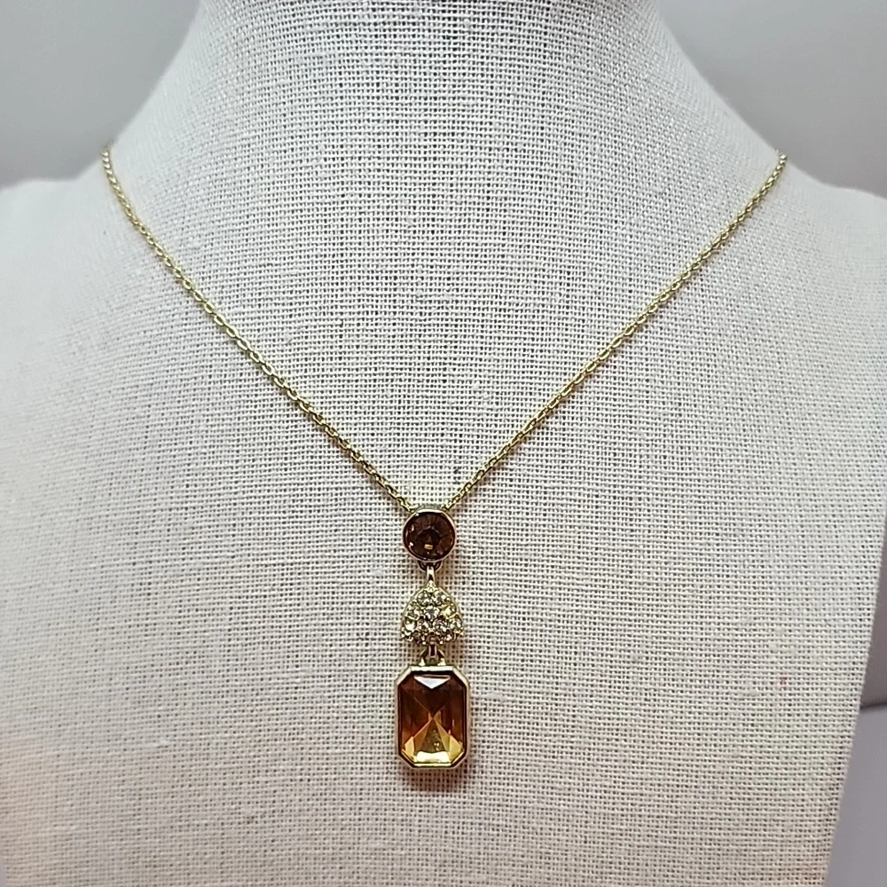 AVON Sparkle Surprise Signed Necklace - Picture 6 of 6